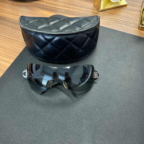 CHANEL SUNGLASSES FRAMELESS CC LOGO 1425 BLACK GRADIENT WITH SILVER ACCENT CC - Picture 2 of 16